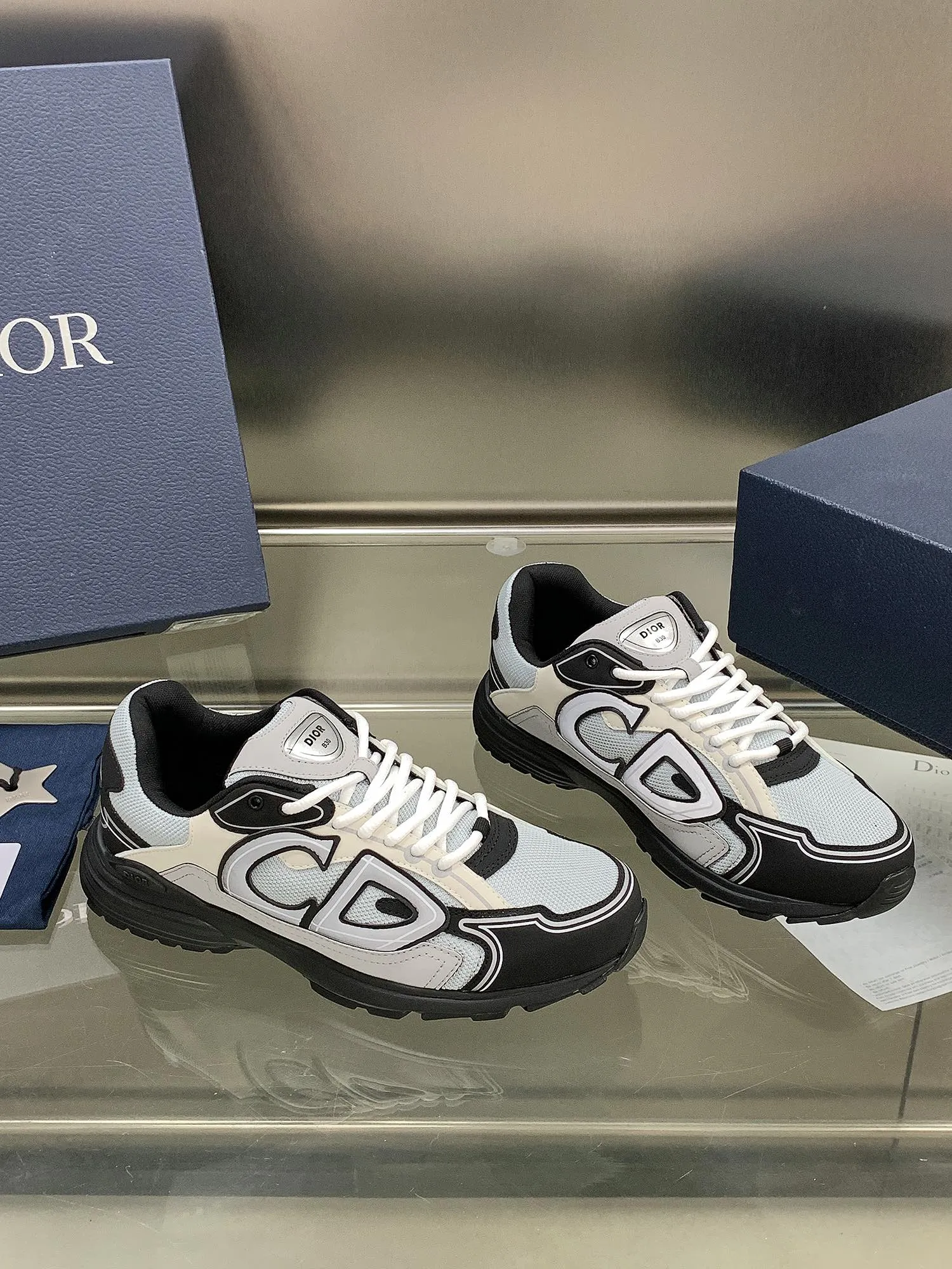 👟👟Ex-factory price 660👟👟 Newly upgraded Dior B30 series dad sneakers. New B30 sneakers. Dad Shoes style shoes that follow the trend of the retro market. The Dior logo on the tongue also indicates that this pair of shoes is the B30 model! B30 uses fine-textured leather and mesh cloth materials to form a shoe body. There are conspicuous letters CD on both sides of the shoe body to indicate identity. Many lines on the shoe body outline details to make the shoes look less monotonous and full of retro flavor. The delivery counter is exquisitely packaged🛍📦 ▪️Fabric: Original customized technical fabric + mesh ▪️Inner lining: Customized breathable lining ▪️Outsole: IP+TPU outsole ▪️Sole thickness: 3.5CM ▪️Size: Women’s size 35-40 / Men’s size 39-45